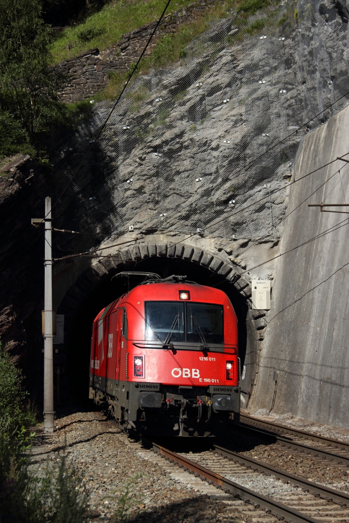 ÖBB 1216 011 bespannt am 15.08.13 einen DB-ÖBB Brenner EC. Der Zug hat gerade St.Jodok passiert und ist hier bei der Ausfahrt aus dem Stafflach Tunnel zu sehen.