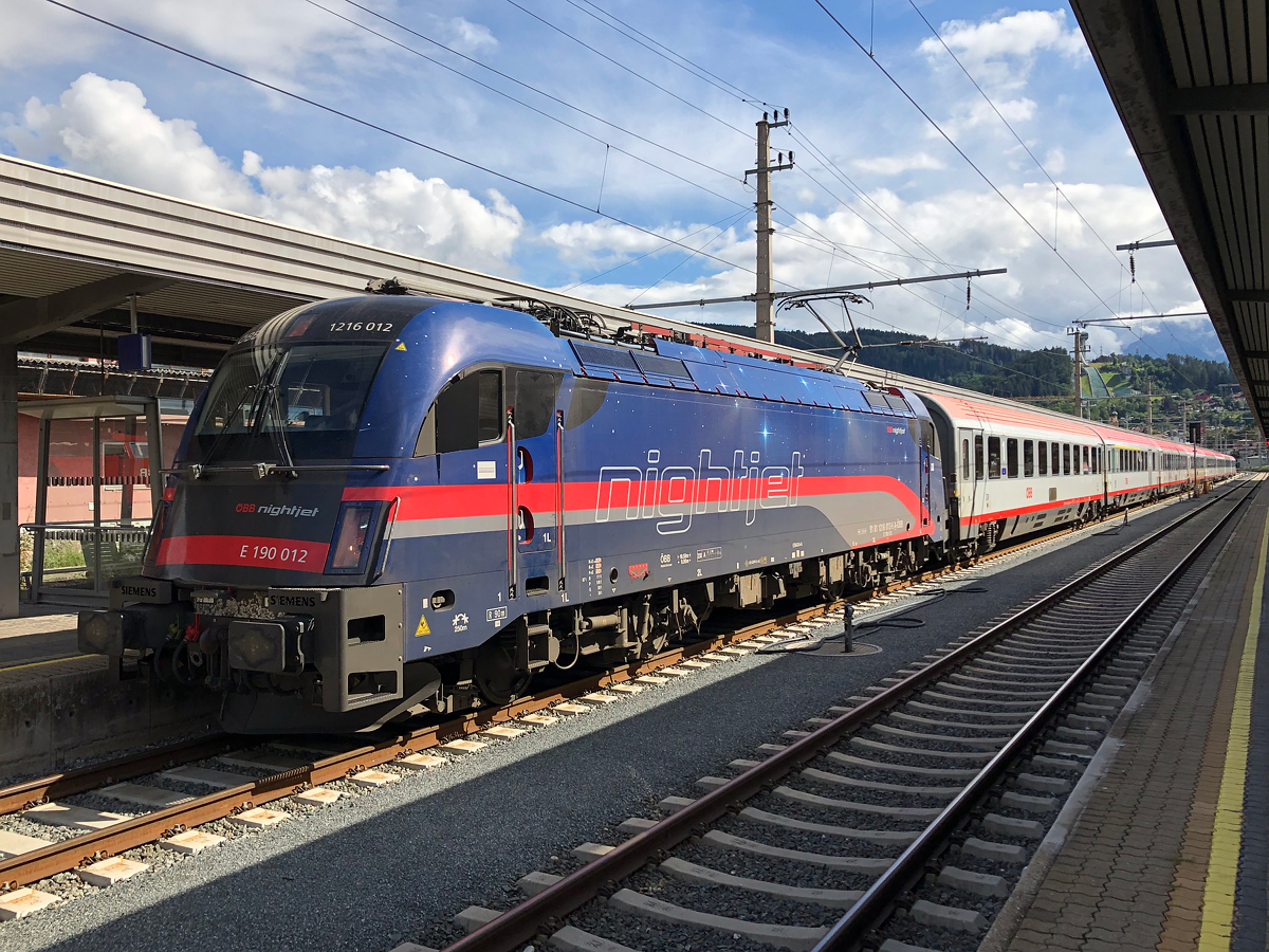 ÖBB 1216 012-5  NightJet  mit dem EC 84 von Innsbruck Hbf nach München Hbf. Aufgrund von Bauarbeiten auf der italienischen Strecke fuhr der Zug von Bozen bis Innsbruck im Schienenersatzverkehr. Aufgenommen am 05.08.2021