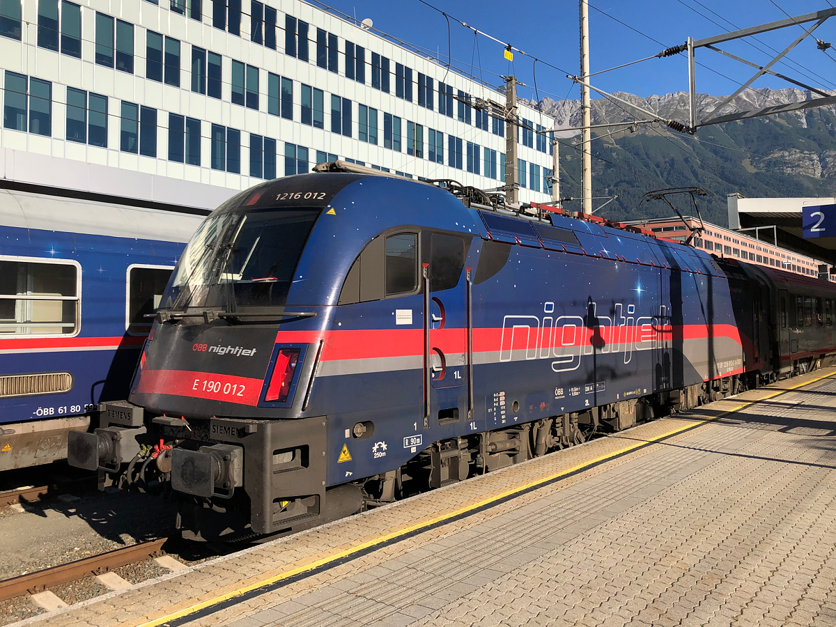 ÖBB 1216 012-5  NightJet  vor dem EC 1289 nach Venezia Santa Lucia am frühen Morgen in Innsbruck Hbf. Aufgenommen am 25.09.2021