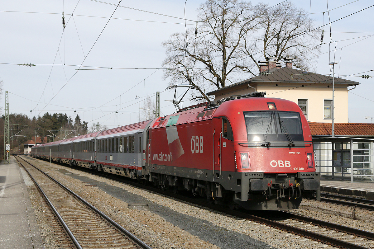 ÖBB 1216 018 mit EC 87 nach Verona in Aßling, 07.03.2015