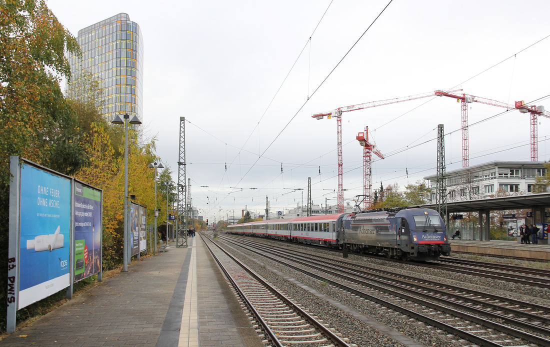 ÖBB 1216 019 passiert am 5. November 2016 die unter Hobbykollegen beliebte Münchener Station  Heimeranplatz .
Unterwegs ist der Zug als EC 89 München Hbf - Verona Porta Nuova.