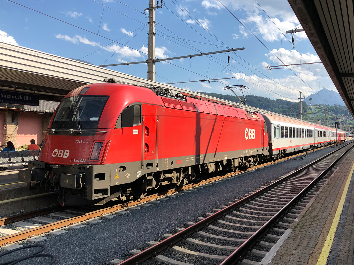 ÖBB 1216 023-2 wartet mit REX 5333 am Bahnsteig 6 auf die Abfahrt nach Kufstein. Innsbruck Hbf am 10.08.2021