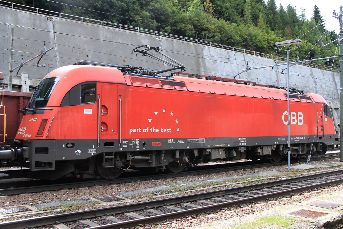 ÖBB 1216 032-3 mit  part of the best  Sticker vor einem Schrottzug Richtung Brescia. Aufgenommen im Grenzbahnhof Brenner/Brennero am 03.09.2014