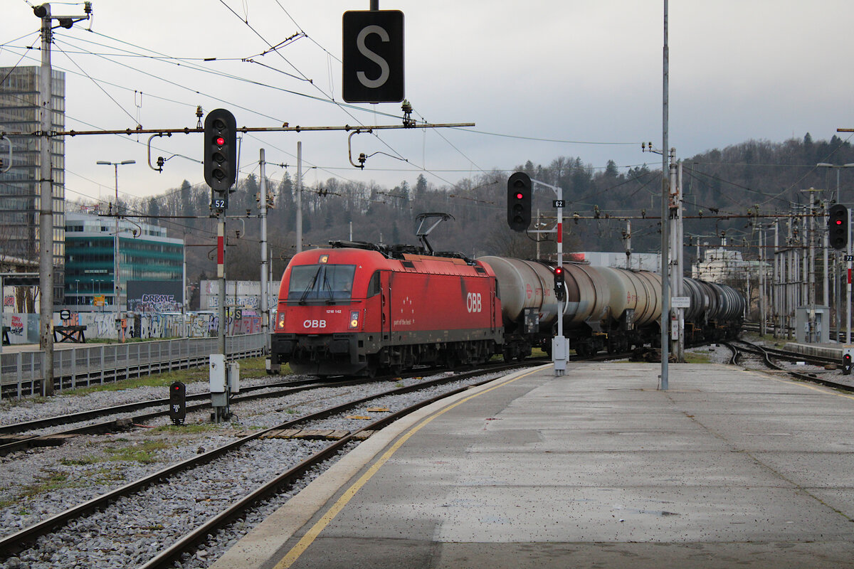 ÖBB 1216 142 durchfährt mit einem Kesselzug den Bahnhof von Ljubljana. (29.12.2022)