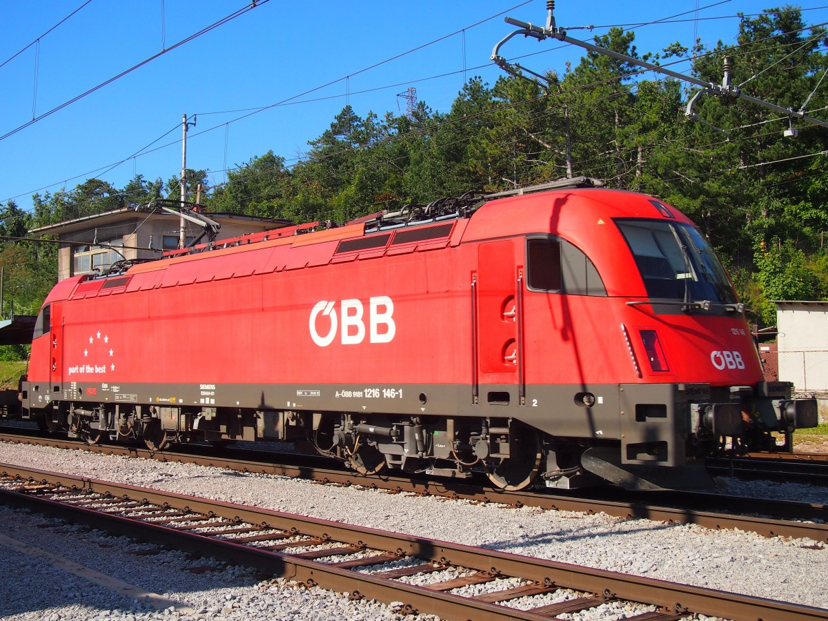 ÖBB 1216 149 mit Güterzug im Bhf. Pivka am 11. 9. 2015 