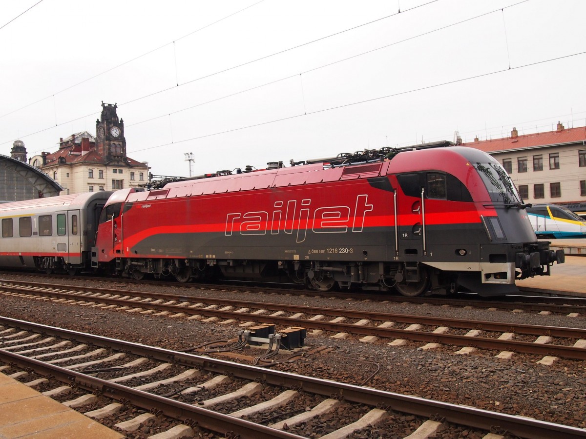 ÖBB 1216 230-3 Railjet im Hauptbahnhof Prag am 10. 2. 2014.