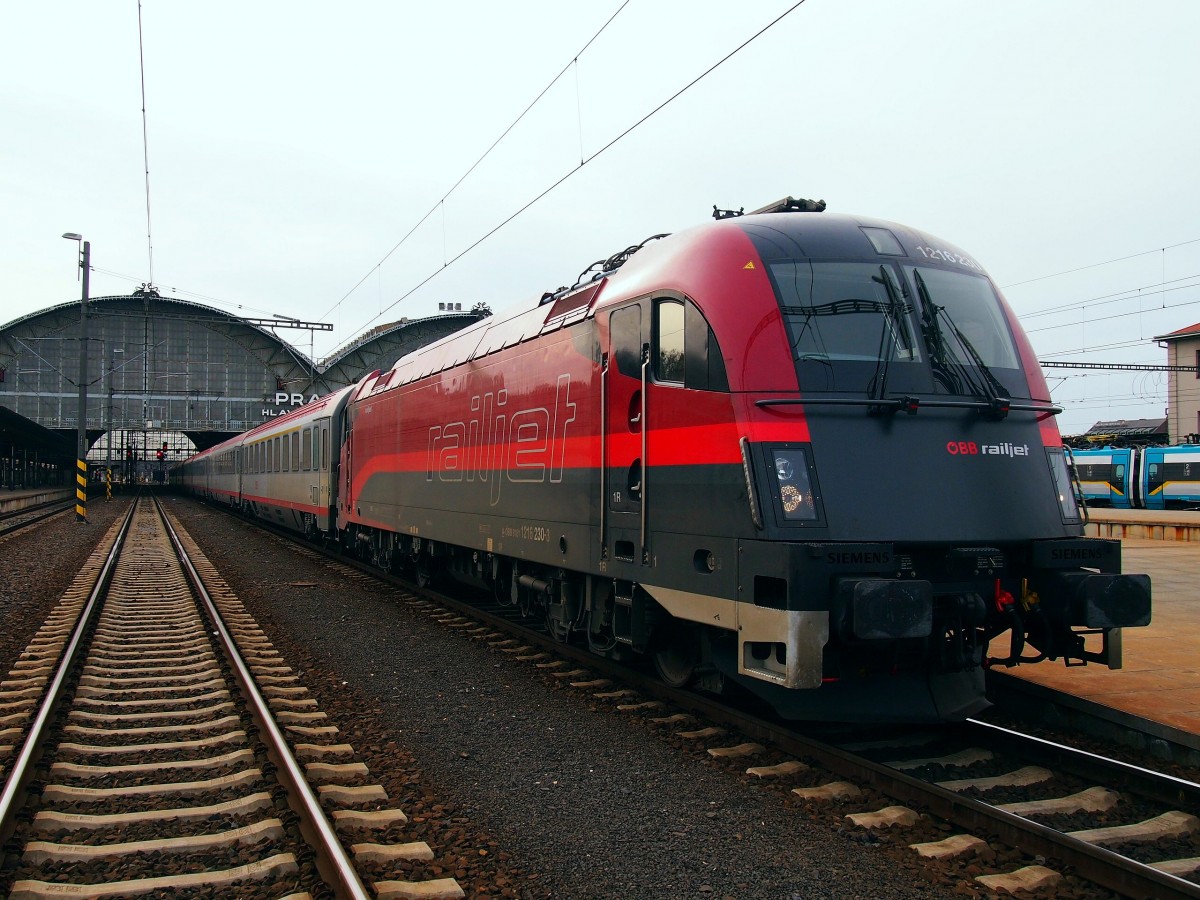 ÖBB 1216 230-3 Railjet mit Schnellzug EC173 Vindobona im Hauptbahnhof Prag am 10. 2. 2014.