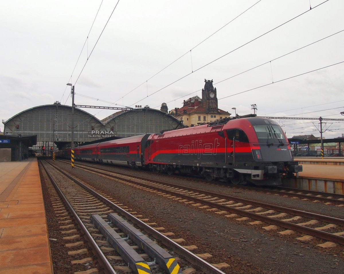 ÖBB 1216 231-1 mit Schnellzug EC 173 nach Hbf Villach im Hauptbahnhof Prag am 20. 12. 2014.