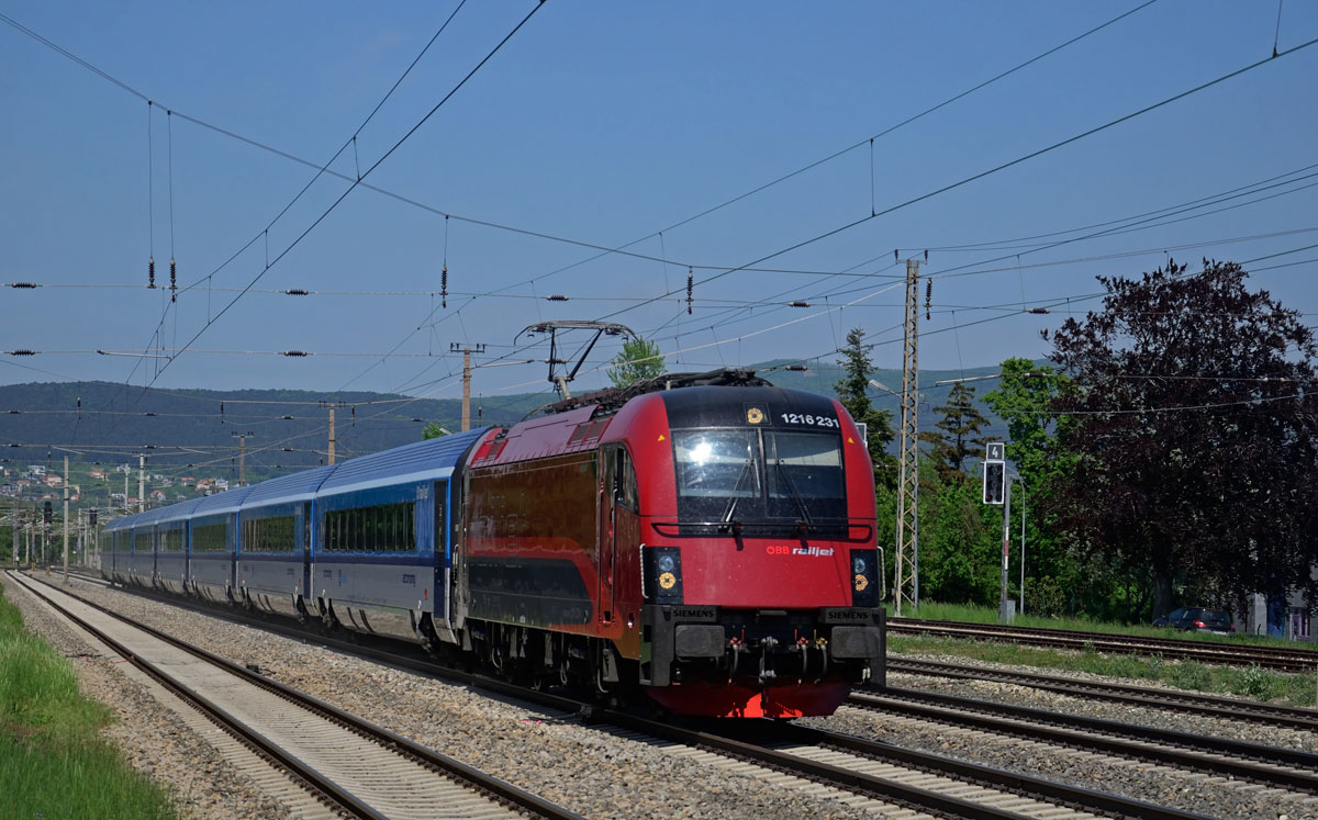 ÖBB 1216 231 mit CD RJ Garnitur 03 als RJ 73 von Praha hl.n. nach Graz Hbf bei Bad Vöslau, 08.05.2015
