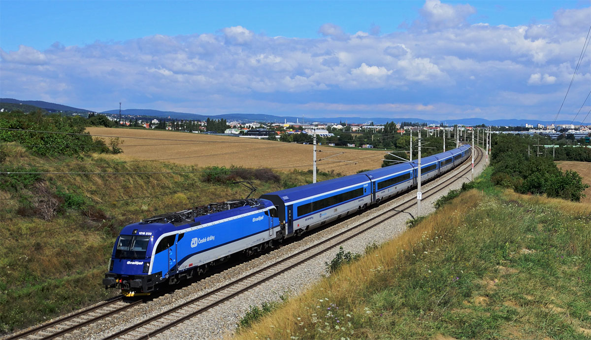 ÖBB 1216 233 mit CD RJ als EC 75 Franz Schubert von Praha hl.n. nach Wiener Neustadt Hbf bei Guntramsdorf, 16.08.2014