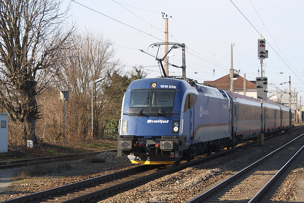BB 1216 236-0 mit dem EC 278 (Gustav Klimt) von Graz nach Praha hl.n. am 23.Februar 2014 in Sssenbrunn. 