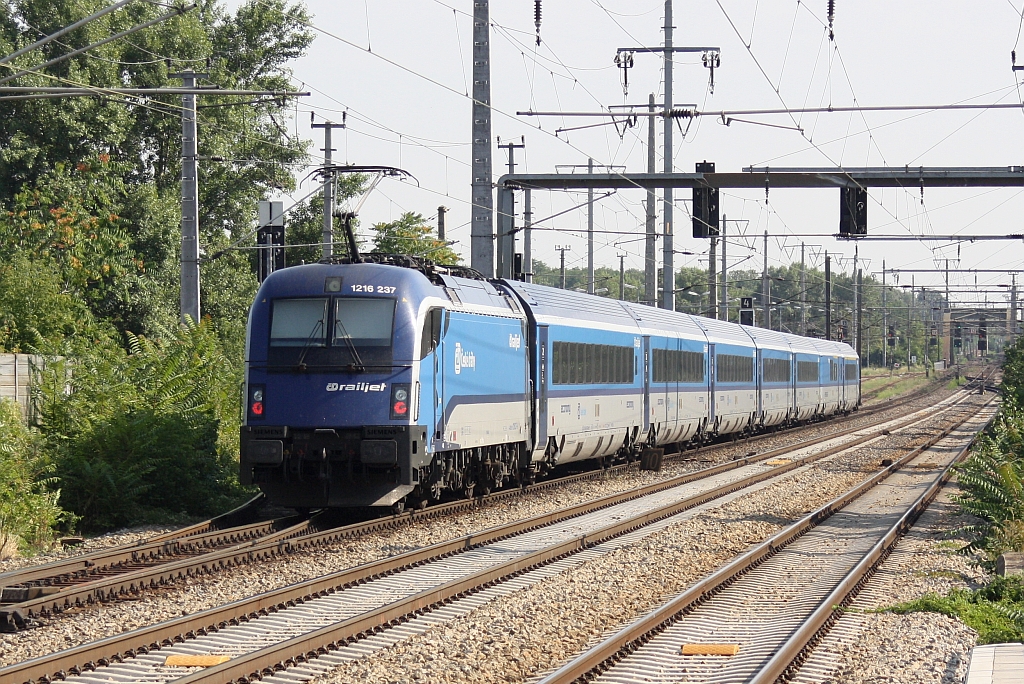 ÖBB 1216 237-8 als RJ 72 (Bedrich Smetana) am 24.Juli 2015 bei der Hst. Wien Haidestraße.