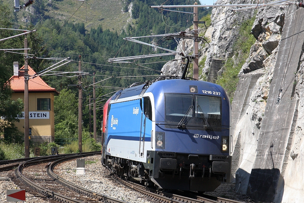 ÖBB 1216 237-8 am 15.August 2019 vor dem RJ 76 (Graz - Praha hl.n.) im Bahnhof Breitenstein.

