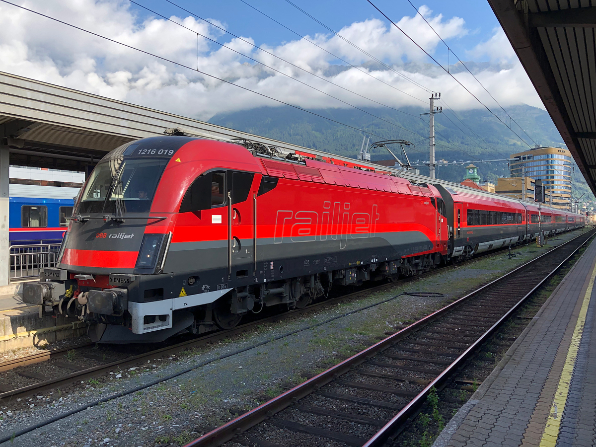 ÖBB 1219 019-0 (ex. Leonardo da Vinci) jetzt in der neuen RailJet Lackierung am Weg. Hier nach der Ankunft aus Wien Hbf nach Innsbruck Westbahnhof mit einer leeren Garnitur welche am Zugschluss des RJX 368 hing. Aufgenommen in Innsbruck Hbf am 20.08.2021 
