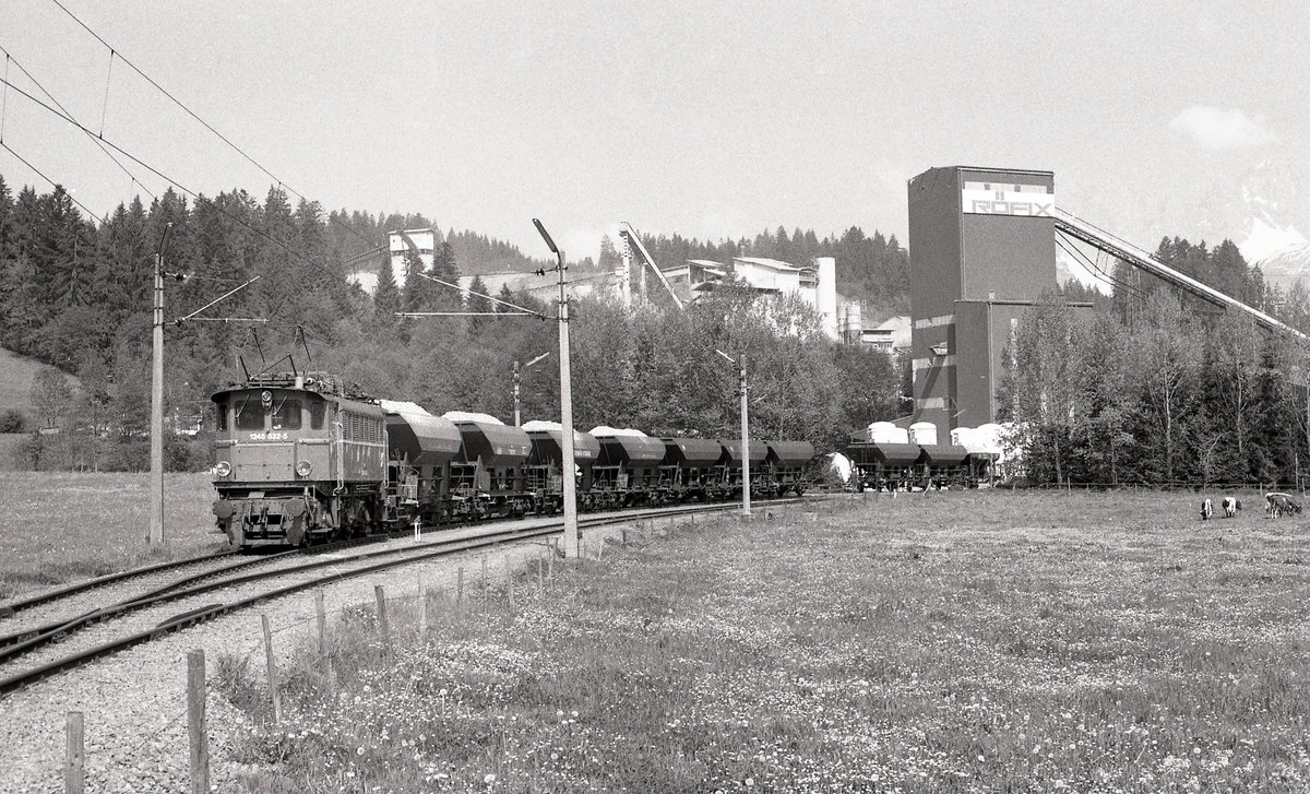 ÖBB 1245.532-5  mit Wagen beim Hartsteinwerk Kitzbühel. Es werden noch einige Wagen nachgereicht, dann geht es zur Hauptstrecke und zum Bahnhof Kitzbühel. Am 19.05.1989. Negativscan (Ilford FP4).