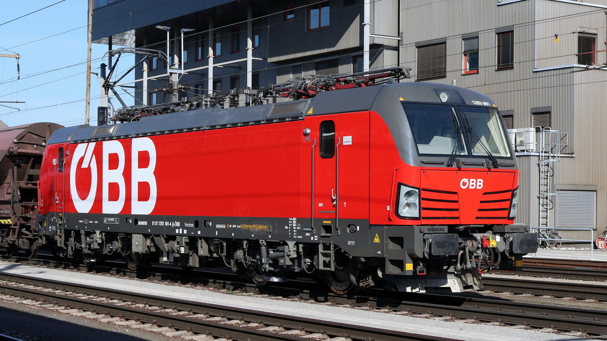 ÖBB 1293 001 bei der Durchfahrt im Linzer Hauptbahnhof am 30.03.2021