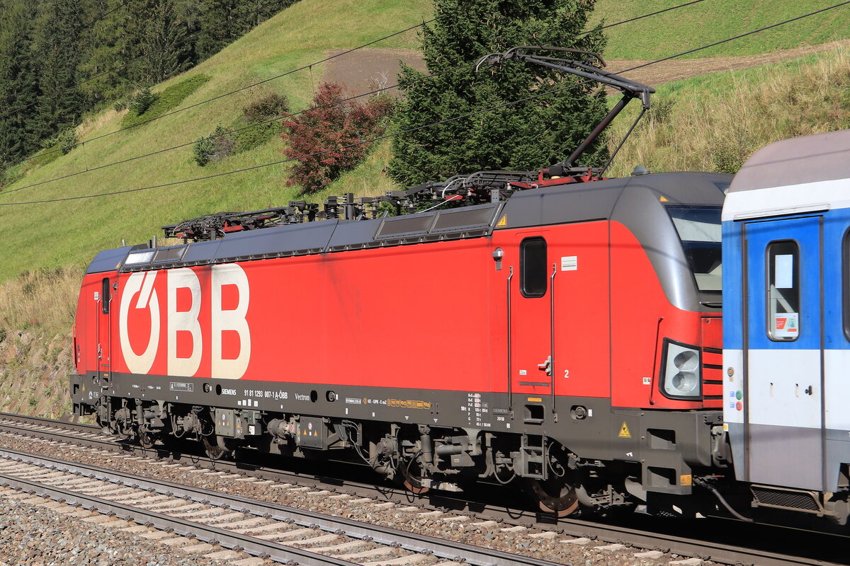 ÖBB 1293 007-1 als Zuglok einer ROLA von Brennersee nach Wörgl Terminal Nord bei der Talfahrt. Aufgenommen bei St. Jodok am Brenner am 09.10.2021