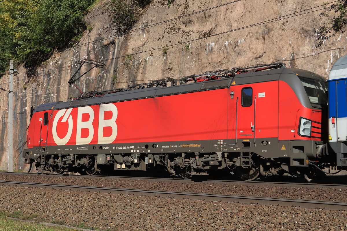 ÖBB 1293 013-9 am Zuglok einer ROLA von Brennersee nach Wörgl Terminal Nord bei der Talfahrt. Aufgenommen bei Gries am Brenner am 25.09.2021