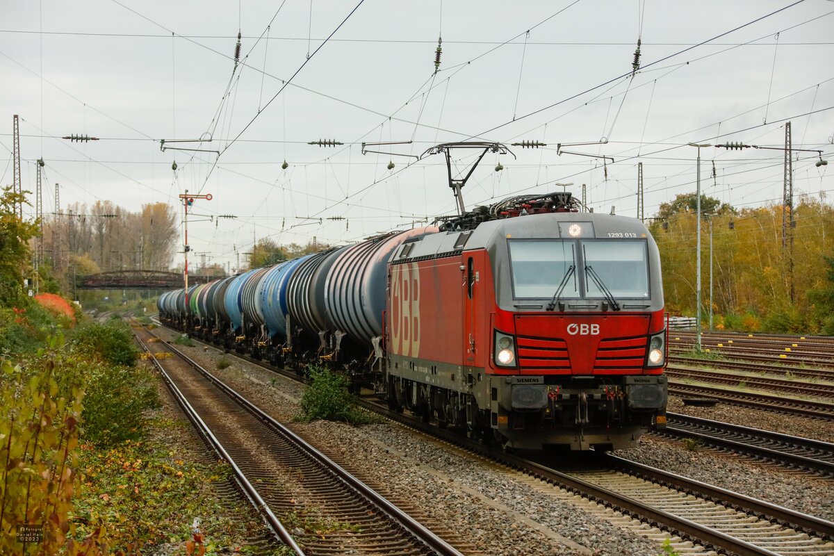 ÖBB 1293 013 mit Kesselzug in Düsseldorf Rath, November 2023.