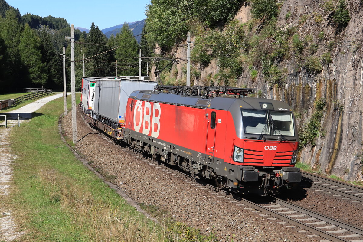 ÖBB 1293 017-0 als Zuglok einer ROLA von Wörgl Terminal Nord nach Brennersee bei der Bergfahrt. Aufgenommen bei Gries am Brenner am 25.09.2021