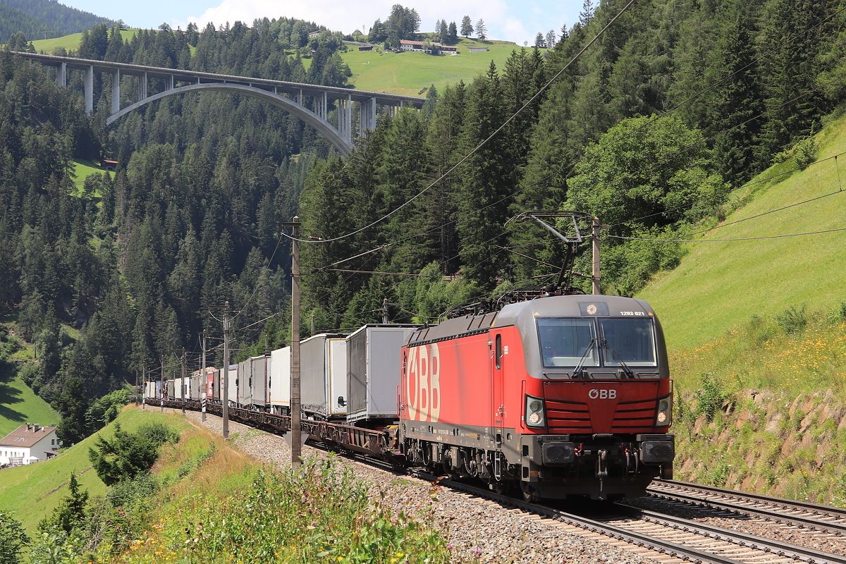 ÖBB 1293 021 mit ROLA von Wörgl Terminal Nord nach Brennersee hier kurz vor dem Bahnhof St. Jodok am Brenner. Aufgenommen am 23.07.2021