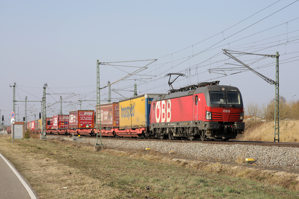 ÖBB 1293 033 durchfährt auf dem Weg nach Süden mit einem KLV-Zug Baar-Ebenhausen, 25.03.2022