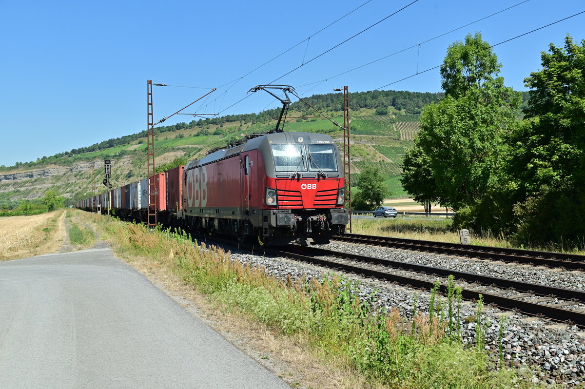 ÖBB 1293 034 mit einem Kastelzug bei Thüngersheim gen Würzburg fahrend am Dienstag den 19.7.2022