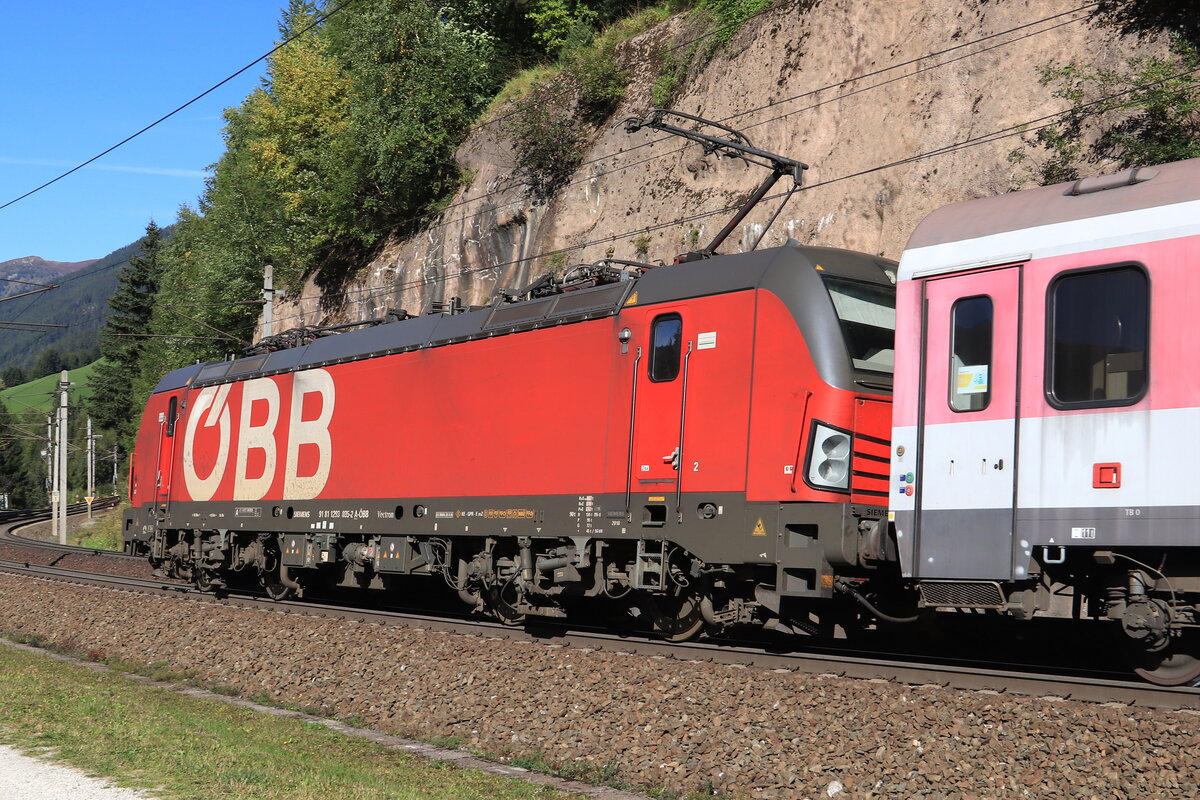 ÖBB 1293 035-2 am Zugschluss einer ROLA von Wörgl Terminal Nord nach Brennersee bei der Bergfahrt. Aufgenommen bei Gries am Brenner am 25.09.2021
