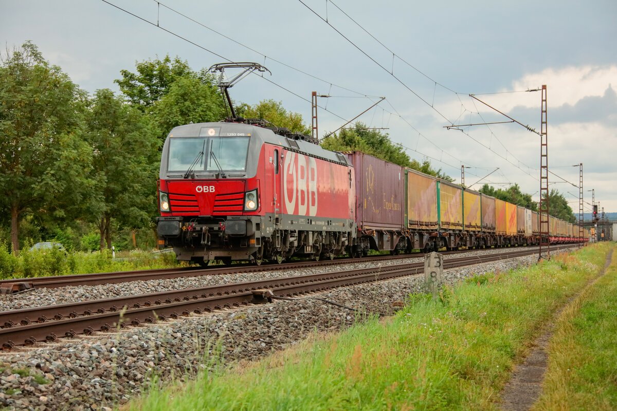 ÖBB 1293 045 mit KLV in Thüngersheim, August 2021.