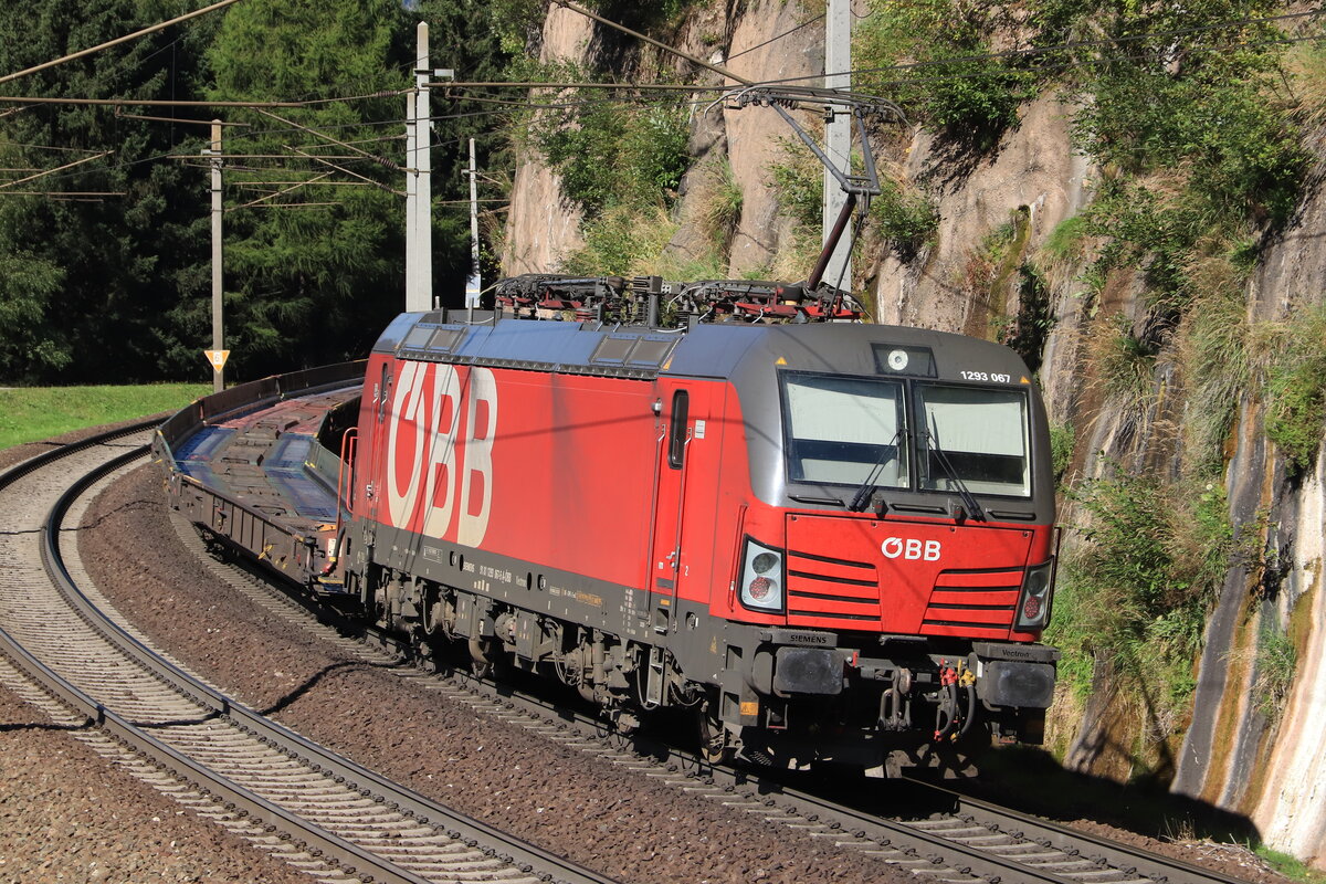 ÖBB 1293 067-5 am Zugschluss einer ROLA von Brennersee nach Wörgl Terminal Nord bei der Talfahrt. Aufgenommen bei Gries am Brenner am 25.09.2021