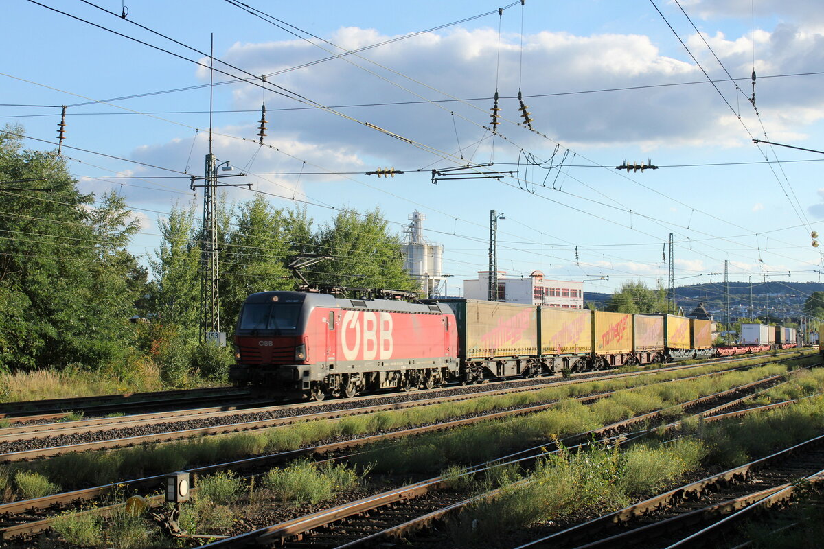 ÖBB 1293 067 mit einem northegger-KLV Richtung Bebra, am 22.09.2022 in Bad Hersfeld.