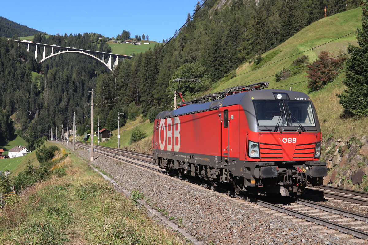 ÖBB 1293 077-4 als Lokzug rauf zum Brennerpass mit der Brennerautobahn A13 im Hintergrund. Grüße an den freundlichen Lokführer :-) Aufgenommen bei St. Jodok am Brenner am 25.09.2021