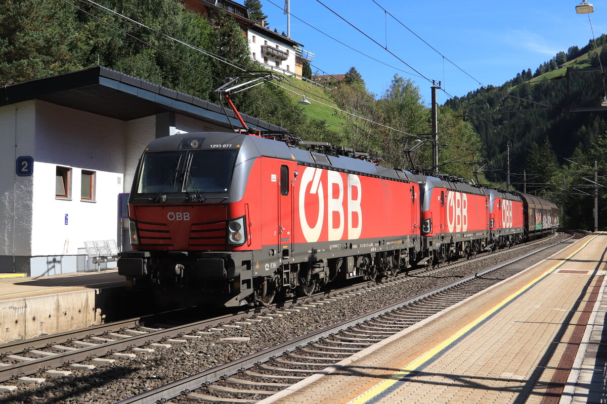 ÖBB 1293 077-4 und zwei weitere Vectrons vor einem Güterzug nach Wörgl Hbf bei der Talfahrt. Aufgenommen bei St. Jodok am Brenner am 25.09.2021