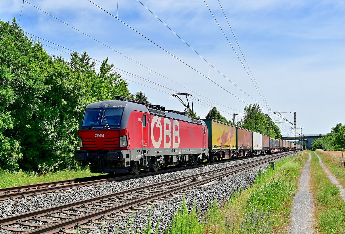 ÖBB 1293 079 mit Klv in Thüngersheim gen Retzbach-Zellingen fahrend am 28.6.2022