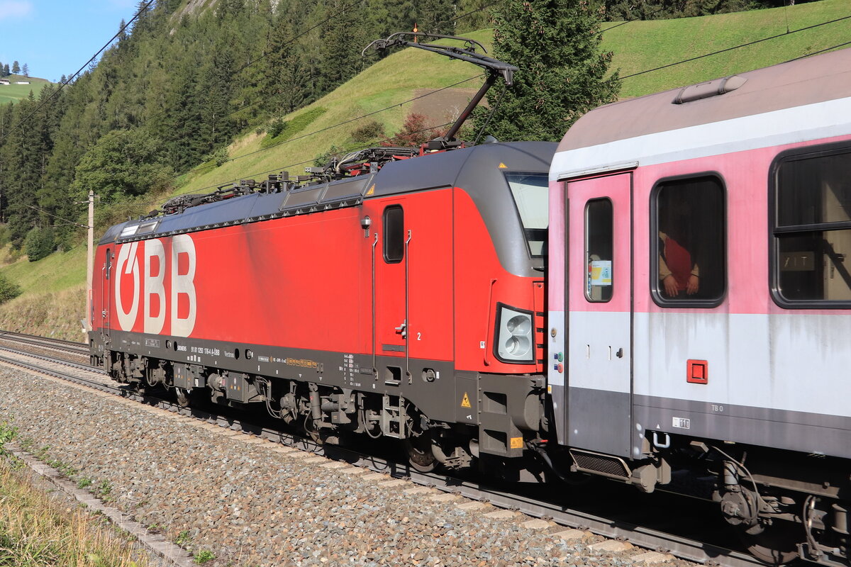 ÖBB 1293 176-4 als Zuglok einer ROLA von Brennersee nach Wörgl Terminal Nord bei der Talfahrt. Aufgenommen bei St. Jodok am Brenner am 09.10.2021