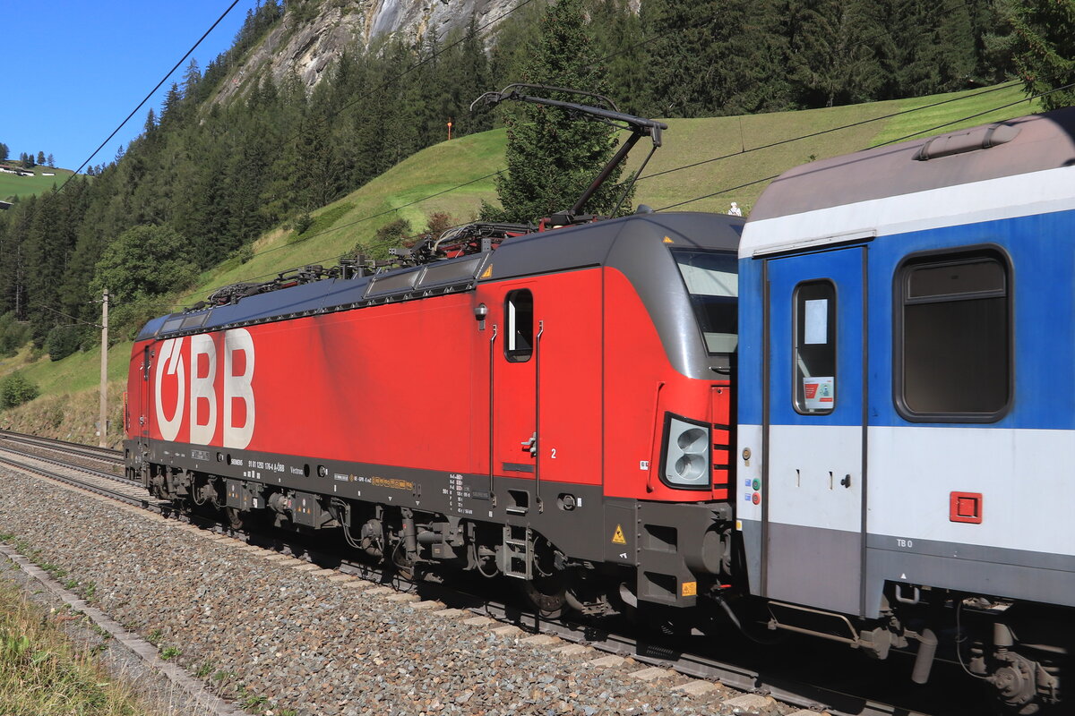 ÖBB 1293 176-4 am Zugschluss einer ROLA von Wörgl Terminal Nord nach Brennersee bei der Bergfahrt. Aufgenommen bei St. Jodok am Brenner am 25.09.2021