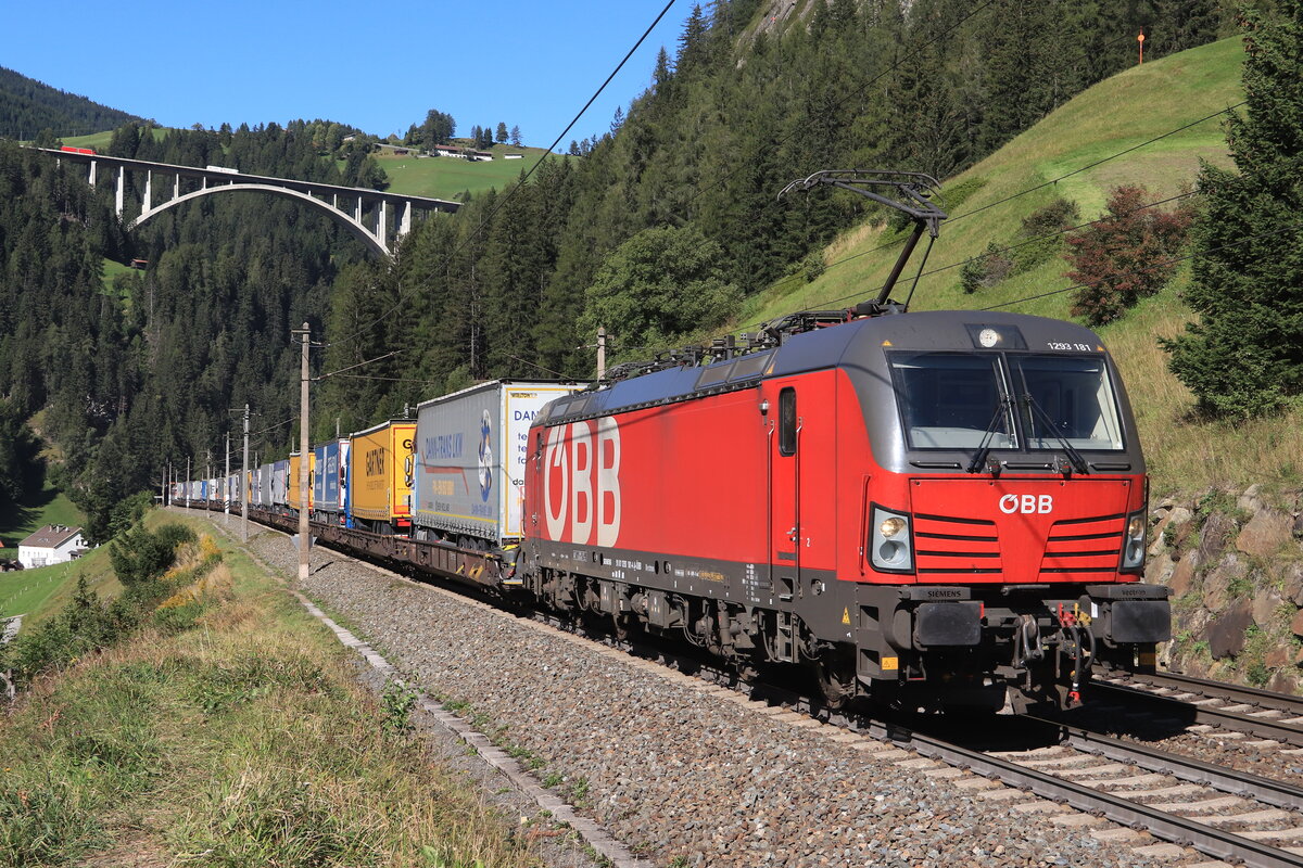ÖBB 1293 181-4 als Zuglok einer ROLA von Wörgl Terminal Nord nach Brennersee bei der Bergfahrt. Aufgenommen bei St. Jodok am Brenner am 25.09.2021