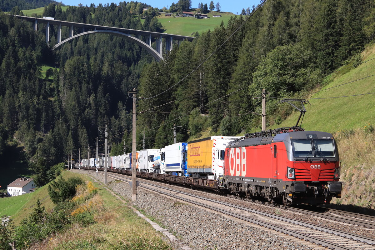ÖBB 1293 181-4 am Zugschluss einer ROLA von Brennersee nach Wörgl Terminal Nord bei der Talfahrt. Aufgenommen bei St. Jodok am Brenner am 25.09.2021
