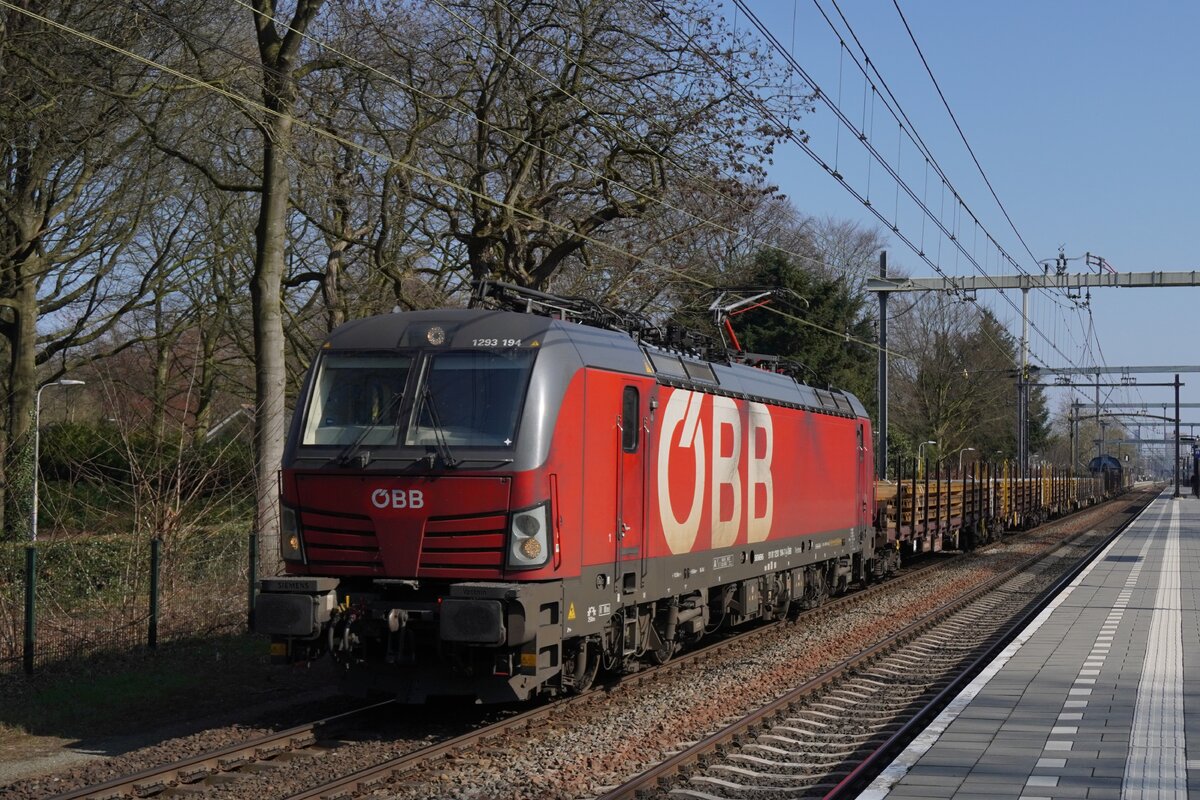 ÖBB 1293 194 hat ab 2025 deren Anwesendheit in die Niederlande massiv aufgestockt. Am 18 März 2026 zieht 1293 194 sogar ein innerlandische Gleisbauzug durch Tilburg Universiteit.