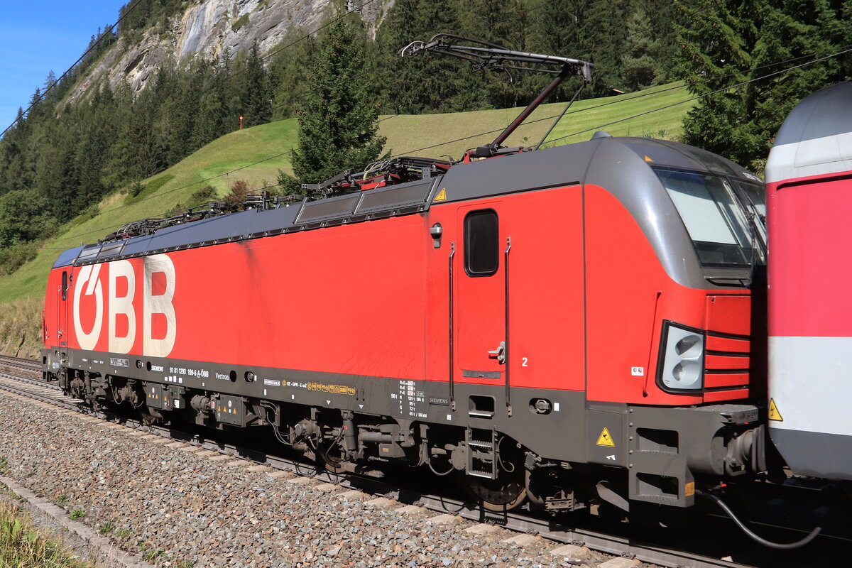 ÖBB 1293 199-6 am Zugschluss einer ROLA von Wörgl Terminal Nord nach Brennersee bei der Bergfahrt. Aufgenommen bei St. Jodok am Brenner am 25.09.2021