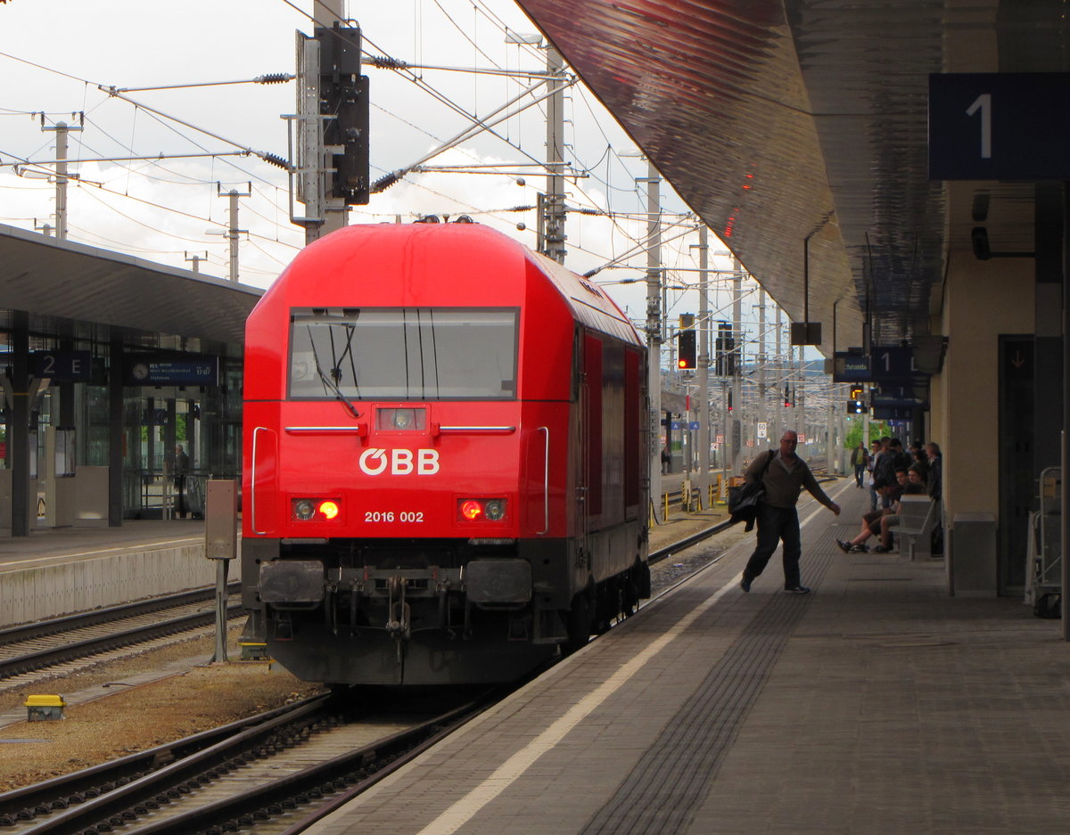 ÖBB 2016 002 am 01.06.2016 am Bahnsteig 1 in St. Pölten Hbf.