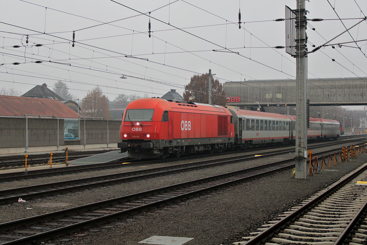 ÖBB 2016 053 steht am Morgen des 30.12.2022 mit drei Eurofima-Wagen in Klagenfurt Hbf. 