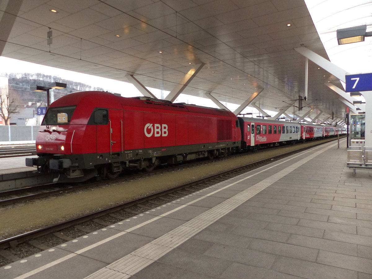 ÖBB 2016 067 mit dem REX 5873 von Freilassing nach Braunau (Inn), am 12.02.2020 in Salzburg Hbf.