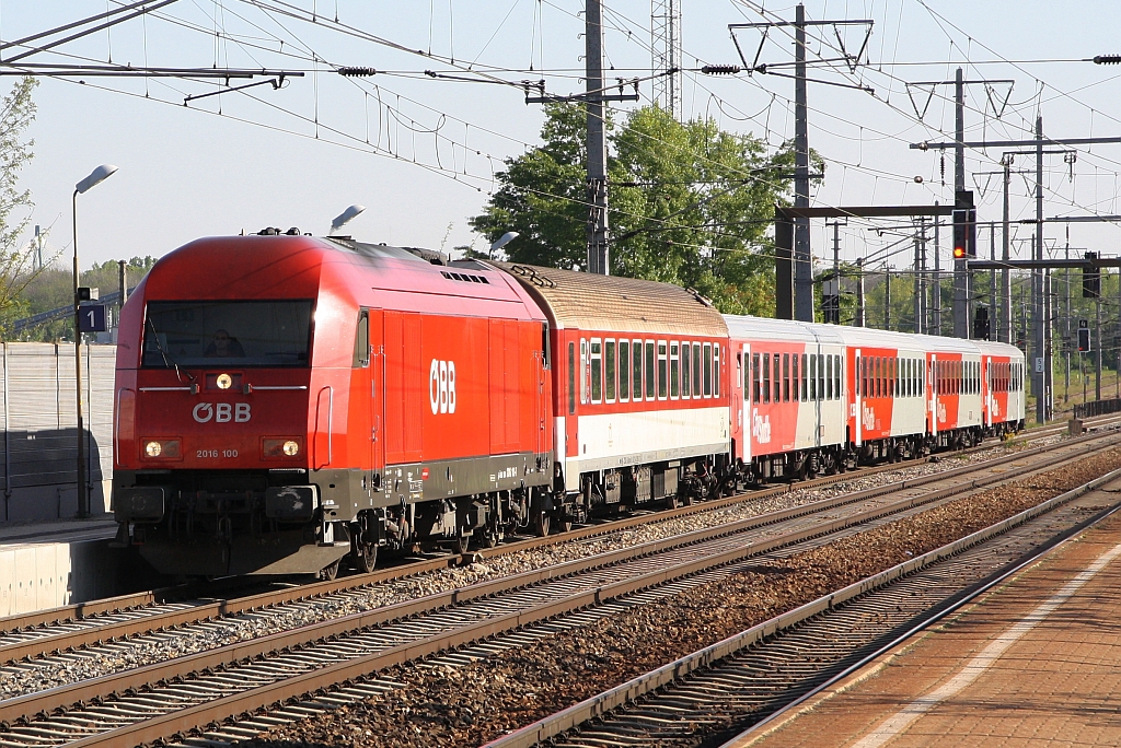 ÖBB 2016 100-7 fährt am 22.April 2019 mit dem REX 2509 (Bratislava hl.st. - Wien Hbf.) durch die Haltestelle Haidestraße.