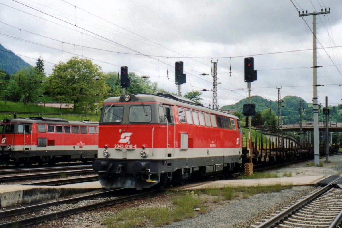 ÖBB 2043 010 schiebt ein Güterzug aus Schwarzach-St.Veit nach am 29 Mai 2004. Es geht hier um ein gescantes Bild.