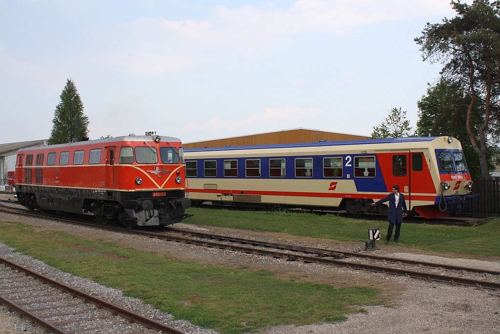 �BB 2050.09 und 5047 001-2 am 01.Mai 2014 im Bf. Ernstbrunn.

