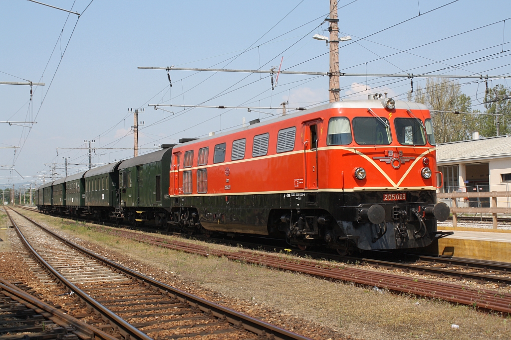 BB 2050.09 ist am 01.Mai 2014 mit dem Nostalgie-Express Leiser Berge im Bf. Korneuburg angekommen.
