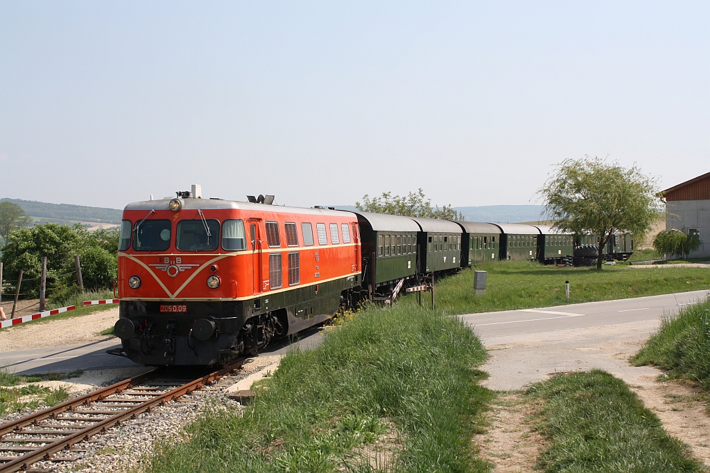 �BB 2050.09 am 01.Mai 2014 mit dem Nostalgie-Express Leiser Berge vor dem Bf. Wetzleinsdorf.