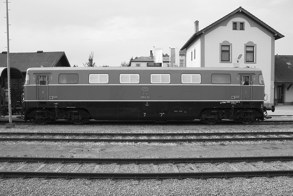 �BB 2050.09 am 01.Mai 2014 im Bf. Ernstbrunn.