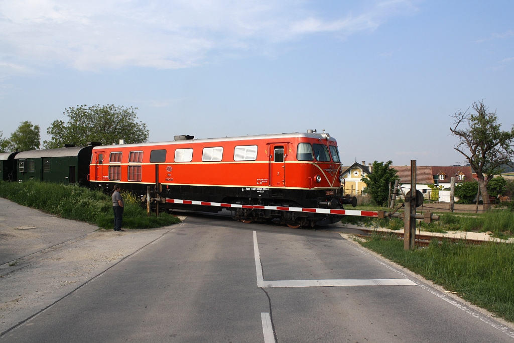 BB 2050.09 fhrt am 01.Mai 2014 mit dem Nostalgie-Express Leiser Berge aus dem Bf. Wetzleinsdorf aus.

